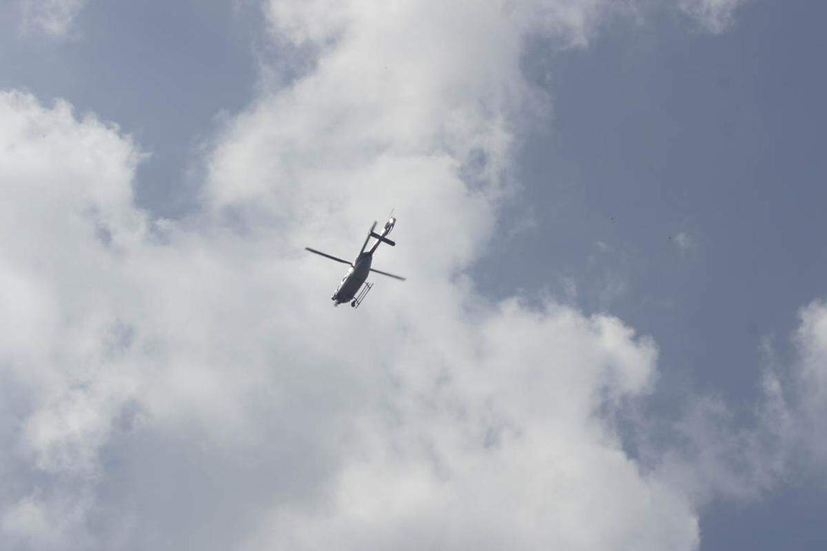 Wegen der Demo kreiste ein Hubschrauber der Polizei über dem Yppenplatz. Dieser musste schon sehr niedrig fliegen, um die Gruppe aus der Luft zu erkennen. Er zog schnell wieder ab.