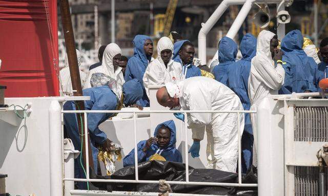 Ankunft von geretteten Flüchtlingen in Salerno.