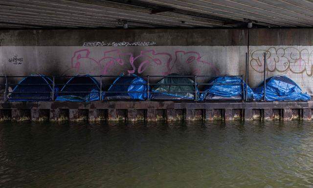 ein Zeltlagers unter einer Brücke, in der französischen Stadt Calais