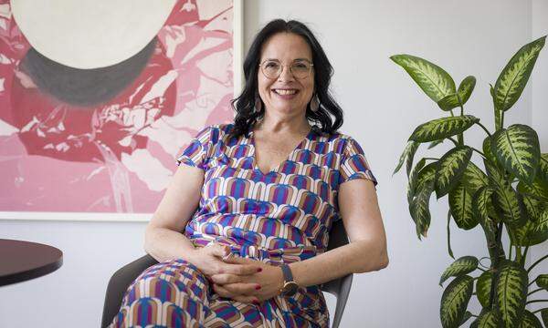 „Ich liebe Pink“: Andrea Mayer,  Kunst-und Kulturstaatssekretärin, in ihrem Büro am Concordiaplatz. 