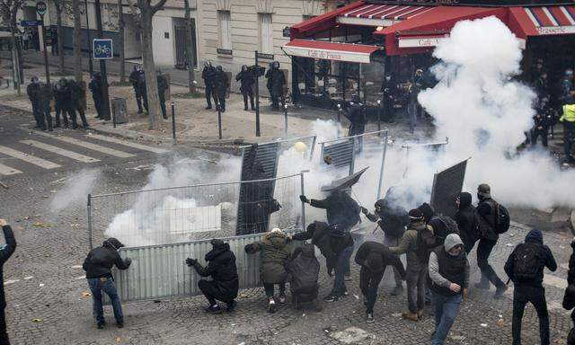 Vermummte Gelbwesten randalierten vor allem im Süden von Paris