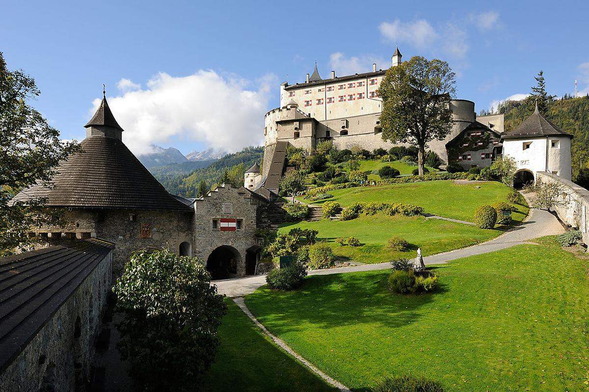 Beispiel aus Salzburg: Burg Hohenwerfen. 1898 erwarb Erzherzog Eugen das Anwesen, ließ sie mit fachkundiger Unterstützung seines Architekten Anton Weber grundlegend restaurieren und machte sie zum Mittelpunkt seiner großen Kunst- und Waffensammlung. Am 8. Jänner 1931 brach im Palas durch einen Glimmbrand ein Großfeuer aus und zerstörte weite Teile der Burganlage. Innerhalb der folgenden 16 Monate wurde Hohenwerfen wiederaufgebaut.