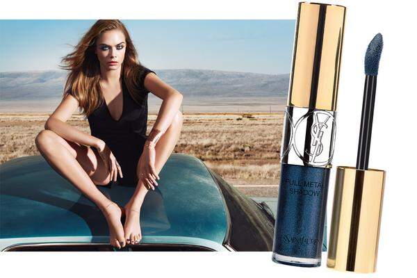 Programmatisch zu verstehen ist offenbar der Sommer-Make-up-Look von Yves Saint Laurent: Auf eine „Savage Escape“ schickt die Luxusmarke Cara Delevingne, das Farbspiel ist entsprechend draufgängerisch (Full Metal Shadow in „Blue Clyde“, 30 Euro).  