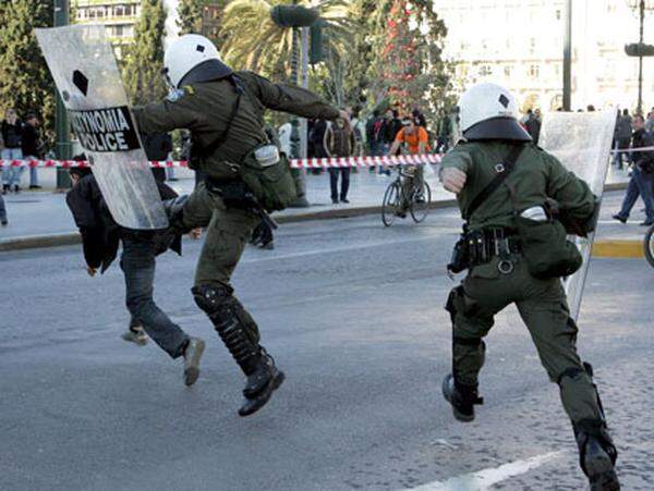 Der Athener Stadtteil "Exarchia" ist Herz der Gewalt. Er gilt als Hochburg der autonomen Szene Griechenlands, in dem Zusammenstöße mit der Polizei auf der Tagesordnung stehen.