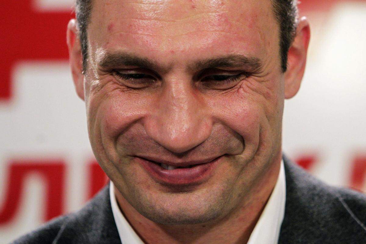 Die Partei Udar des früheren Profiboxers Vitali Klitschko kommt auf 12,83 Prozent der Stimmen und schafft damit erstmals den Einzug ins Parlament.