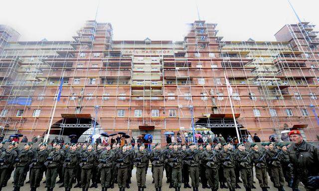 ANGELOBUNG VON BUNDESHEER REKRUTEN IM KARL- MARX- HOF