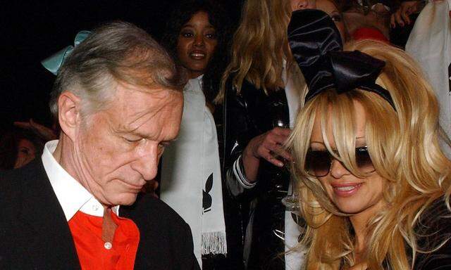 Hugh Hefner mit Pamela Anderson 2003, anlässlich der Party zum 50. Jahrestag des Playboy Magazine in New York City.