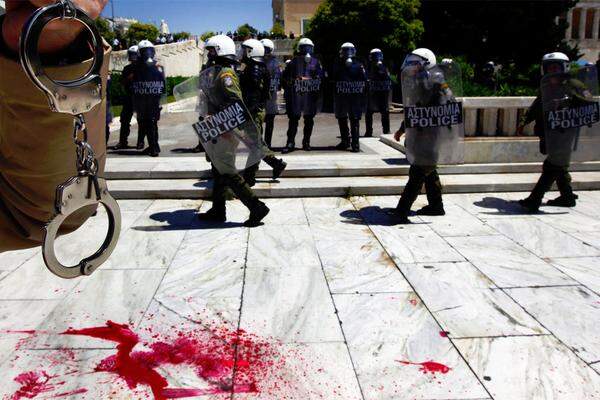 Im folgenden: Weitere Bilder der Straßenschlacht in Athen.