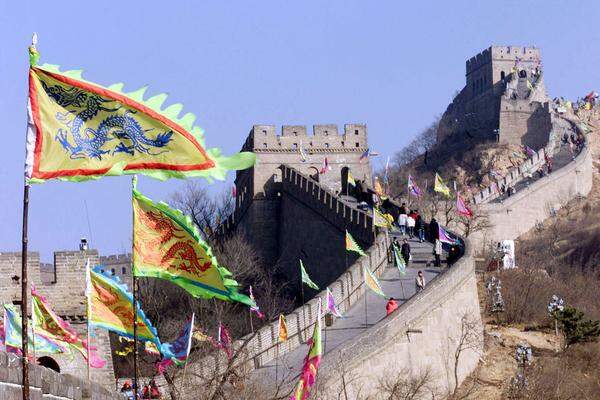 Die chinesische Mauer gilt als das größte Bauwerk der Welt, sie entstand ab dem 7. Jahrhundert v. Chr. und sollte marodierende und plündernde mongolische Reitertruppen vom chinesischen Kaiserreich abhalten. Neueste Messungen ergeben eine Länge von mehr als 21.000 Kilometern.   