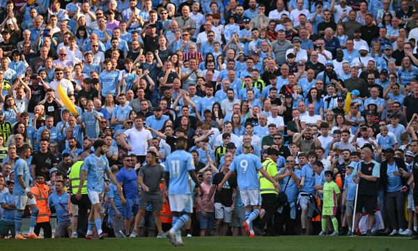 Erling Haaland (Nummer 9) jubelt vor den Fans von Meister Manchester City. 