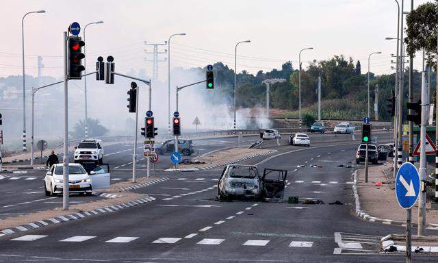 Das Bild zeigt eine Straßenkreuzung in Sderot im Süden Israels nach Angriffen durch die Terrormiliz Hamas am 7. October 2023.