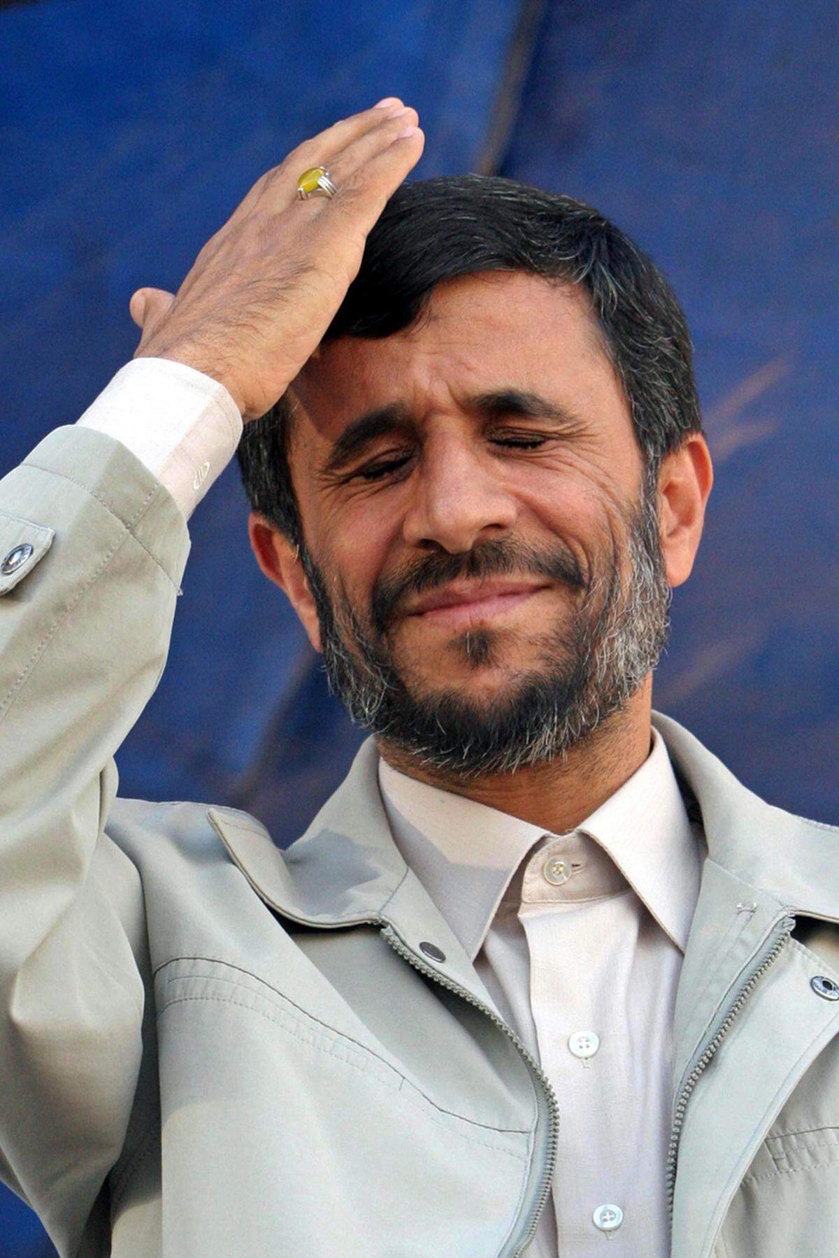 Irans früherer Präsident Mahmoud Ahmadinejad gibt sich - zumindest in Fragen der Mode - gerne als einfacher Mann des Volkes. Sein Markenzeichen ist die beige Jacke im C&amp;A-Stil, gerne kombiniert mit dem abgestimmten Polo-Shirt. Angeblich hat er die "Ahmadinejad-Jacke" um 30 Dollar auf einem Bazar in Teheran erstanden.