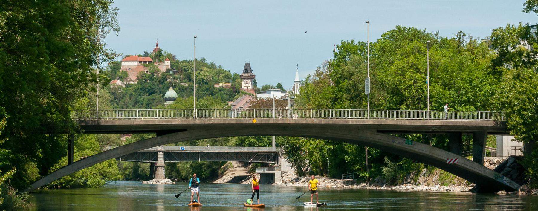 Stand-up-Paddeln im Zentrum von Graz: Das Wassersport- Angebot an der Mur ist stark gewachsen – und wird weiter ausgebaut.