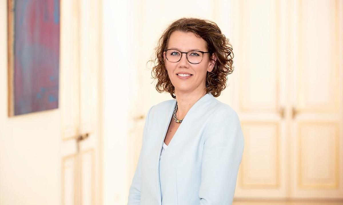 Bildungsministerin: IRIS RAUSKALA.