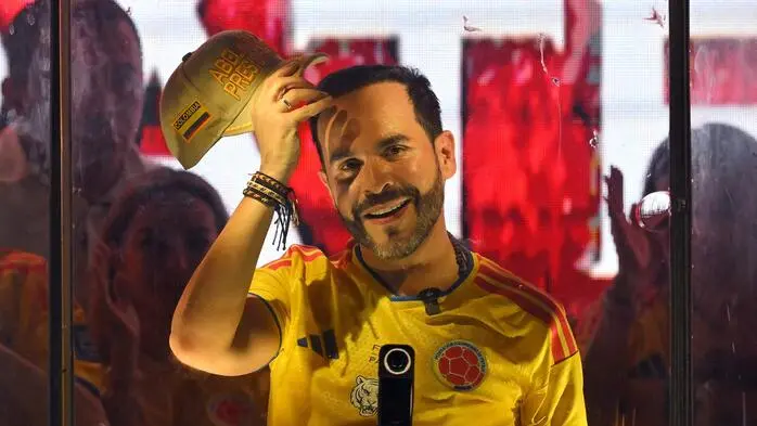 Der Anwalt Abelardo de la Espriella tritt im kolumbianischen Fußballtrikot auf. 