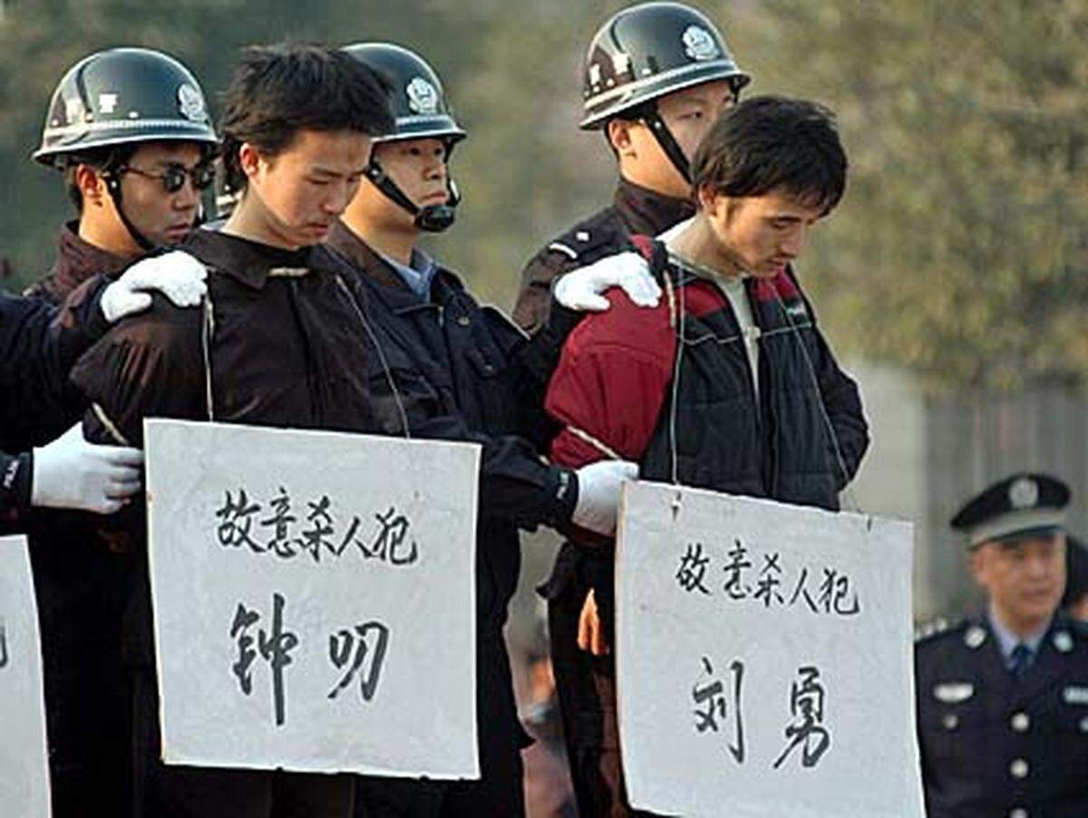 „Die Regierung in Peking behauptetet, dass immer weniger Menschen hingerichtet werden. Wenn das stimmt, wieso verheimlicht sie, wie viele Todesurteile verhängt und vollstreckt werden?“, zweifelt Heinz Patzelt, Generalsekretär von Amnesty International in Österreich. Amnesty geht davon aus, dass im vergangenen Jahr in China Tausende hingerichtet wurden. „Öffentlich bekannt werden nur Fälle, die Chinas Stärke und innere Sicherheit demonstrieren sollen.“