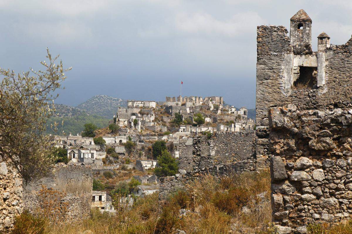 Von Kayaköy aus gibt es einen fünf Kilometer langen Wanderweg nach Ölüdeniz, wo man das in den Fels gemeißelte Kloster Afkule besichtigen kann.