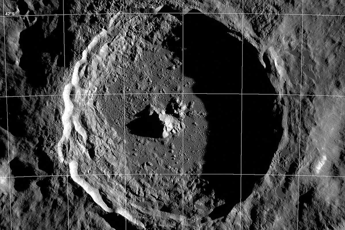 Unter anderem lieferte LRO auch höchauflösende Bilder des bereits erwähnten Tycho-Kraters. Sein Durchmesser beträgt in etwa 82 Kilometer, in der Mitte ist der "Zentralberg" zu erkennen. Dieser erhebt sich circa 2000 Meter über den Kraterboden, welcher 4700 Meter unter dem Kraterrand liegt.