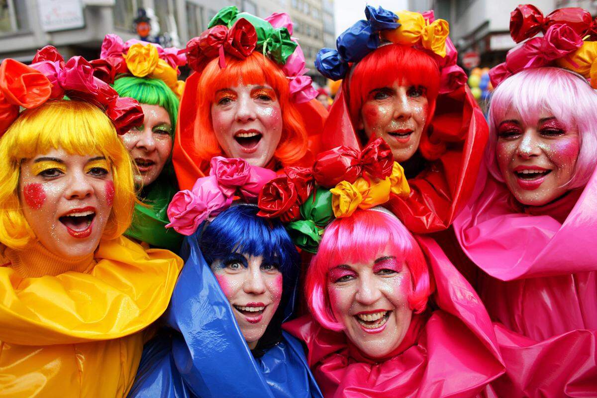 Bunt und weiblich geht es am Alten Markt in Köln zu. Donnerstag vor Faschingssonntag beginnt der Karneval mit Weiberfastnacht.