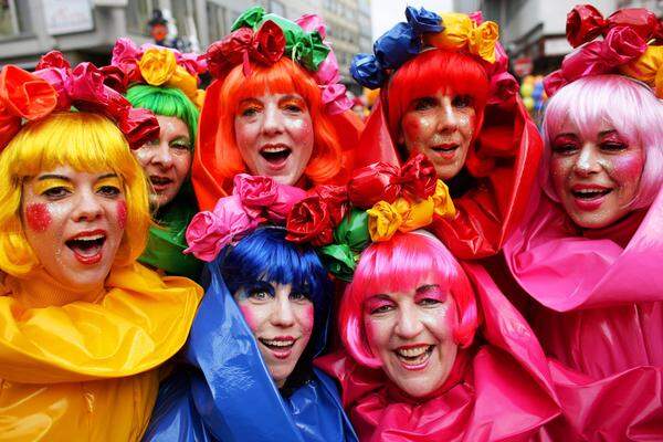 Bunt und weiblich geht es am Alten Markt in Köln zu. Donnerstag vor Faschingssonntag beginnt der Karneval mit Weiberfastnacht.