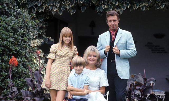 Peter Alexander (r.o.) mit Ehefrau Hilde, Tochter Susanne und Sohn Michael, wahrscheinlich 1973