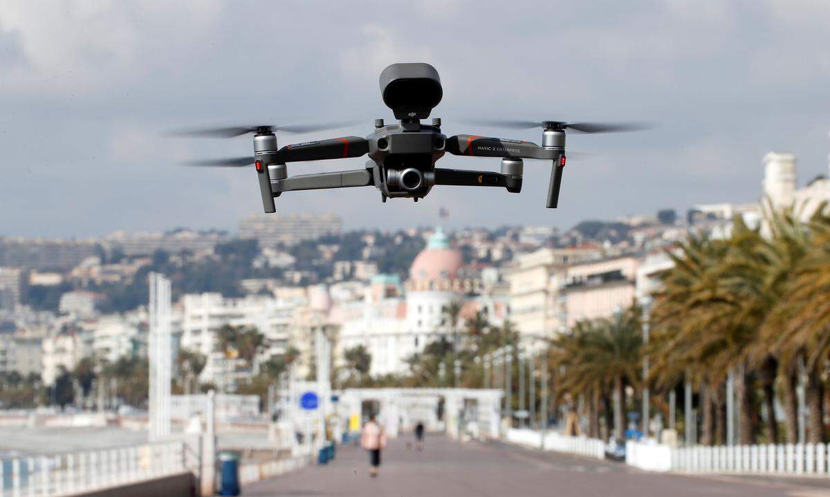 Die Drohnen sind mit Kameras und Mikrofonen ausgestattet, um Passanten aus der Ferne auf die Ausgangsregelungen aufmerksam machen zu können.