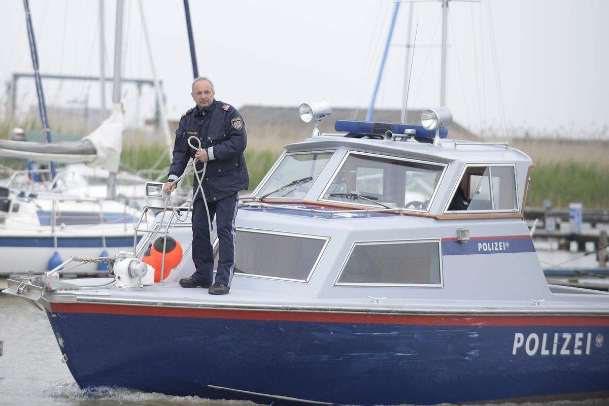 Bei einem Einsatz mit Menschen in Seenot bestünden meist extreme Ausnahmesituationen, schilderte Gruppeninspektor Friedrich Hartmann, der mit einem 260 PS starken Polizeiboot am See unterwegs ist: "Es geht meist starker Wind, Sturm, Orkanböen - dazu kommt noch der Wellengang am See." In der Regel fahren zwei kundige Beamte hinaus. Während der Bootsführer fürs sichere Manövrieren verantwortlich ist, führt der zweite Mann die Rettung durch.