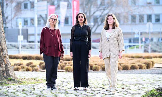 Petra Unger, Yasmin Maatouk und Sophie Zanelli (v. l. n. r.) im Gespräch.