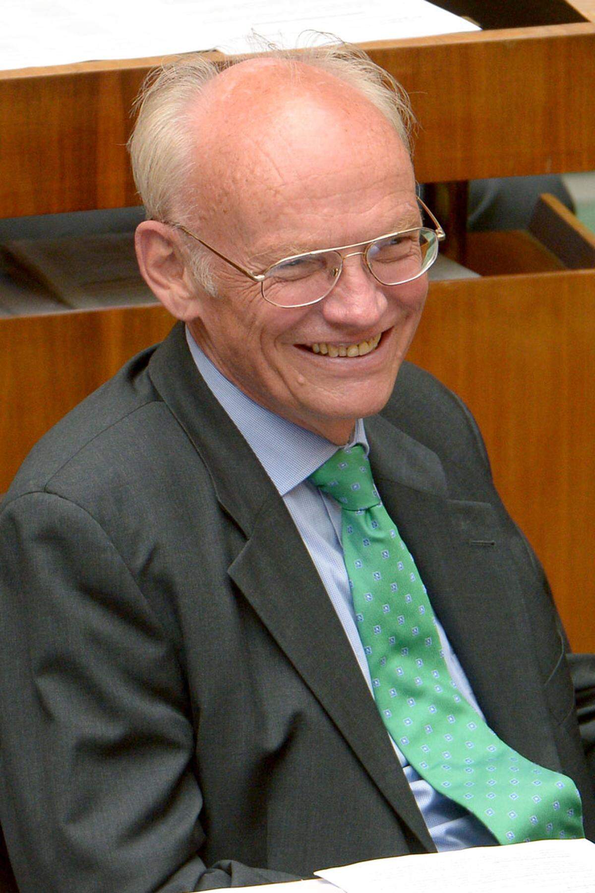 „Wehmut ist keine dabei“, der ÖVP-Finanzsprecher Günter Stummvoll verabschiedet sich nach 33 Jahren – damals noch als Bundesrat – aus dem Parlament. Er sieht den Abschied „mit der Gelassenheit des Alters“. Lediglich die Führung des Finanzausschusses abgeben zu müssen tut ihm leid.
