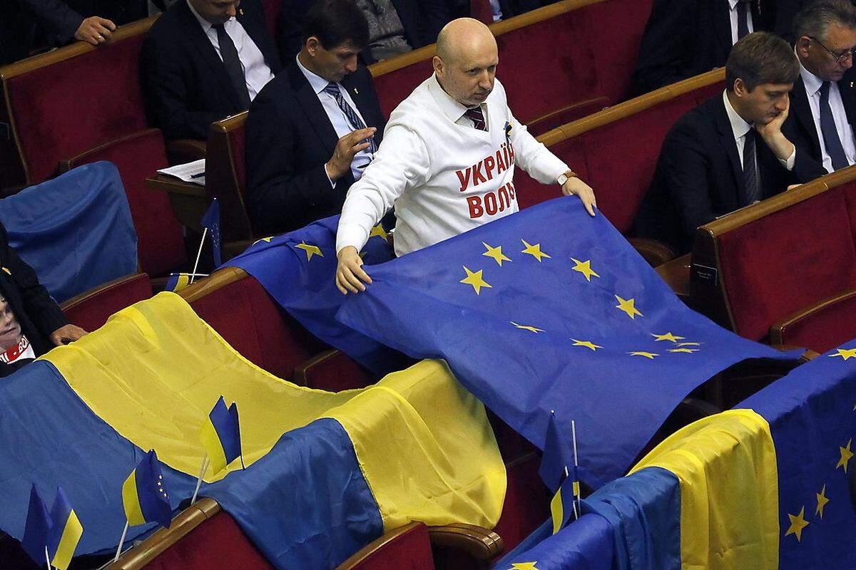 Auch im Parlament in Kiew regt sich Protest gegen die ukrainische Abkehr von Europa.