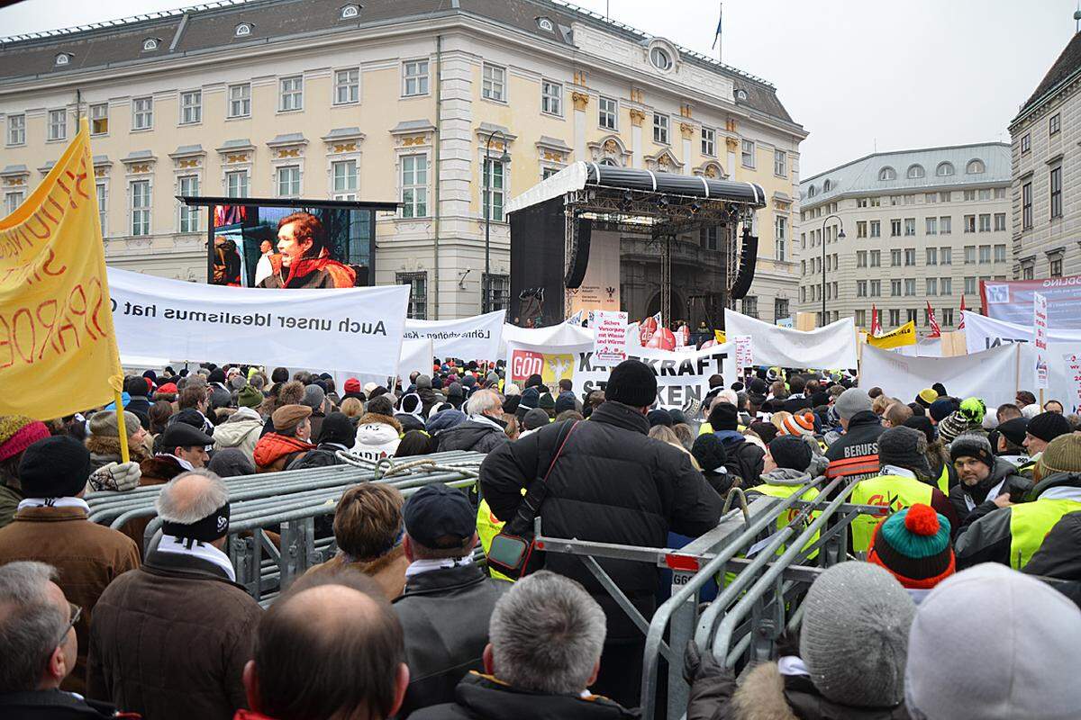 ... die Menschenmenge auf die Redner wartet. Den Anfang macht um 14.30 Uhr eine Repräsentantin der Gemeindebediensteten. Anschließend ist auf der Leinwand ein Film zu sehen, der sämtliche Berufsgruppen im Öffentlichen Dienst zeigt.