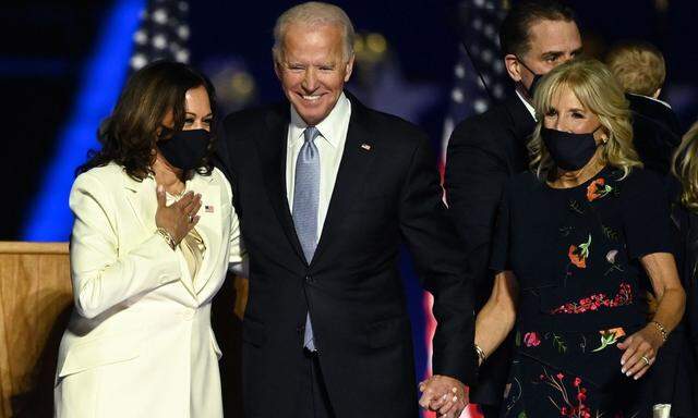 Das Lächeln der Sieger. „President Elect“ Joe Biden am Samstag mit den beiden wichtigsten weiblichen Stützen an seiner Seite: Kamala Harris und Jill Biden.