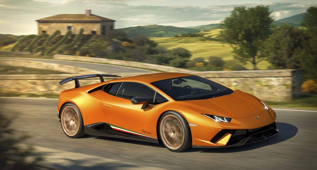 Überholgefahr aus dem eigenen Konzern: Der Lamborghini Huracán Performante macht mit 640 PS aus einem 5,2-Liter-Zehnzylinder Druck. Auf der Nordschleife hat er einer Rundenzeit mit 6 Minuten, 52 Sekunden und einem Hundertstel schon eine starke Vorstellung abgeliefert. 