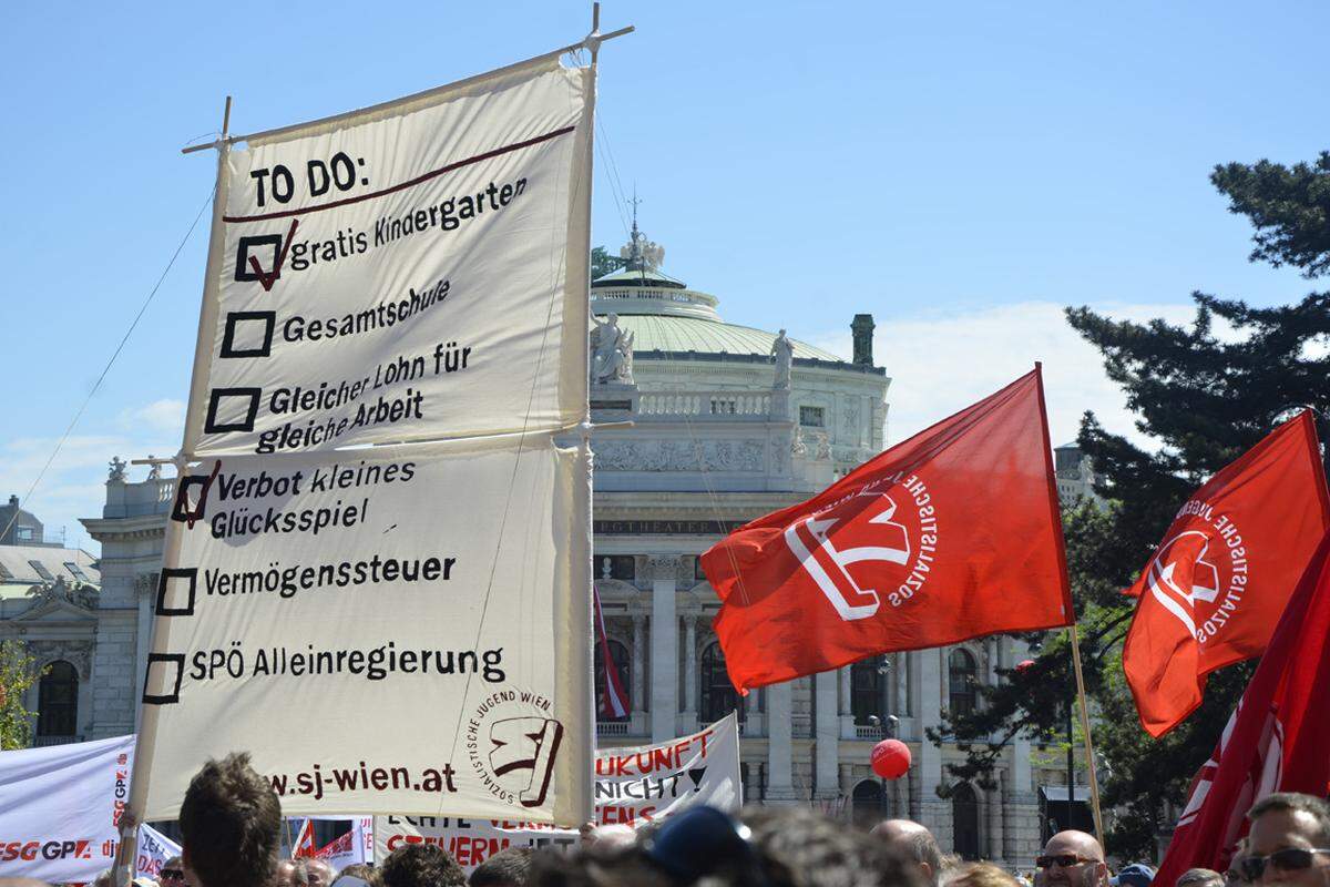 Die Sozialistische Jugend positionierte sich erneut kritisch gegenüber der Parteiführung. Während der Rede Häupls hisste sie ein Transparent und stellte klar, was sie von der SPÖ noch erwartet: Die Gesamtschule, gleichen Lohn bei gleicher Arbeit, die Vermögenssteuer und - eine SPÖ-Alleinregierung.