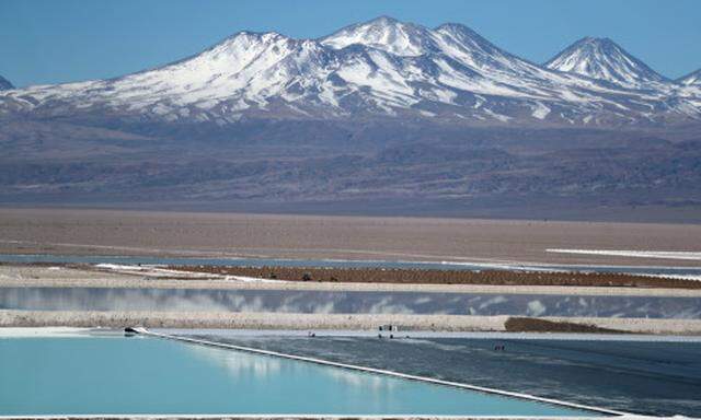 Blick auf ein Solebecken einer Lithiummine in Chile.