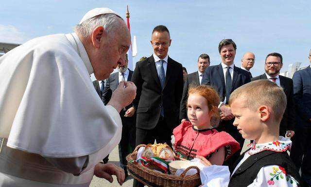 Brot und Salz beim Empfang für Papst Franziskus in Budapest. 