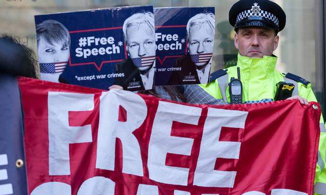 Aktivisten und Sympathisanten fordern die Freilassung Julian Assanges, dem eine Auslieferung an die USA droht.