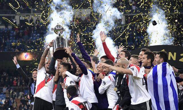 River-Plate-Spieler mit Pokal