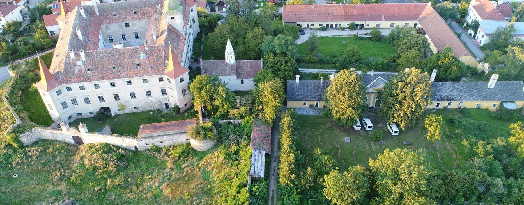 Der Flächenfraß geht weiter. Noch ist es grün rings um Schloss Droß bei Krems.