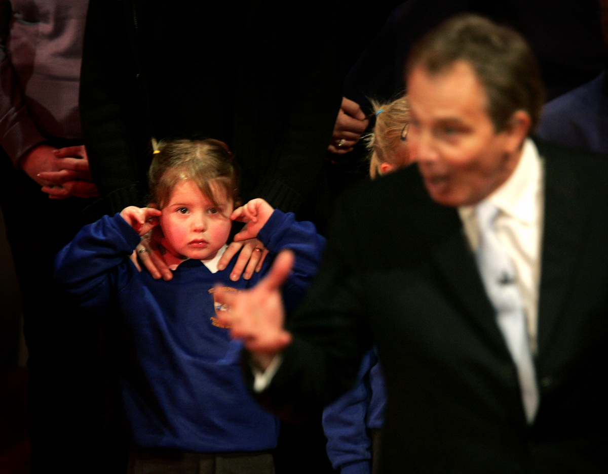 Kinder sagen (neben Betrunkenen) die Wahrheit, sagt man. Tony Blair sollte das wohl zu denken geben (auch wenn es in diesem Fall nur Körpersprache ist).