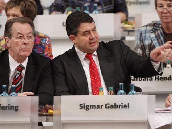 Sigmar "Sigi" Gabriel wird beim Parteitag der Sozialdemokraten in Dresden zum neuen SPD-Vorsitzenden gewählt. "Sigi" folgt "Münte" als roter Chef nach. Der scheidende Parteichef Franz Müntefering verantwortet die rote Niederlage bei der vergangenen Bundestagswahl und tritt deshalb von der Parteispitze ab.