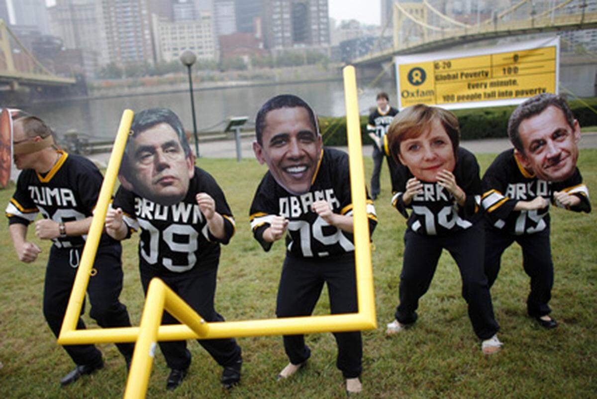 Zum Teil bewiesen die Demonstranten auch Humor. So wie hier mit einer Football-Mannschaft bestehend aus den G20-Staatschefs.