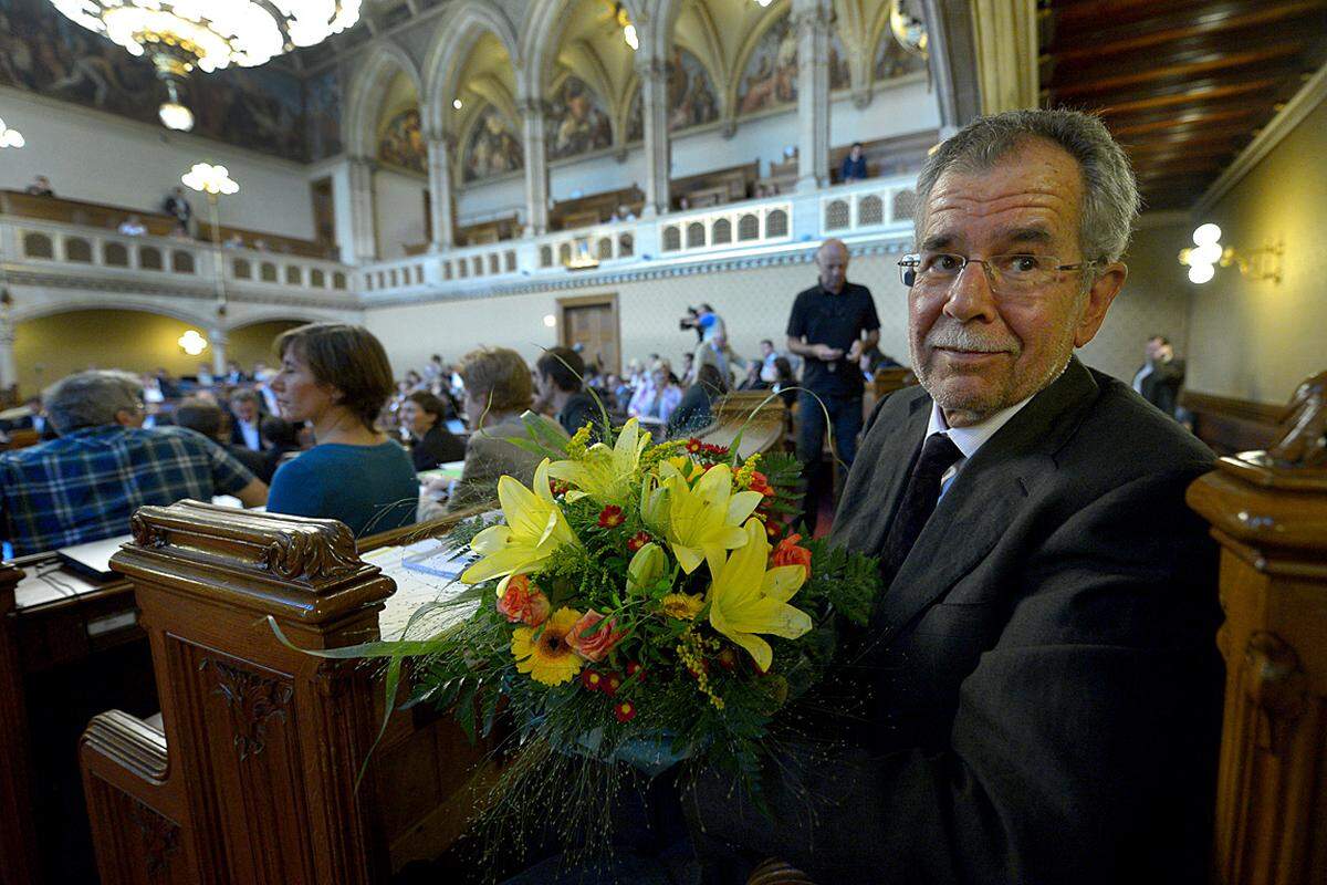 7. September.  Der grüne Ex-Bundessprecher Alexander Van der Bellen ist in der ersten Sitzung des Wiener Gemeinderats nach der Sommerpause angelobt worden. Er wird für den Bereich Wissenschaft zuständig sein. Bereits vor seiner Angelobung ergriff er im Rahmen der Aktuellen Stunde das Wort: "Ich hoffe, dass wir einigermaßen miteinander auskommen", wünschte er sich.