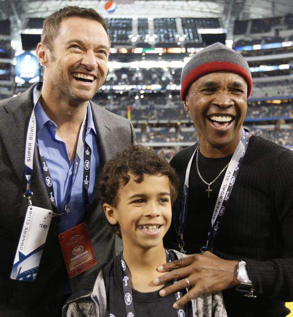 Boxerlegende Sugar Ray Leonard und Sohn Daniel posieren hier mit dem Schauspieler Hugh Jackman.