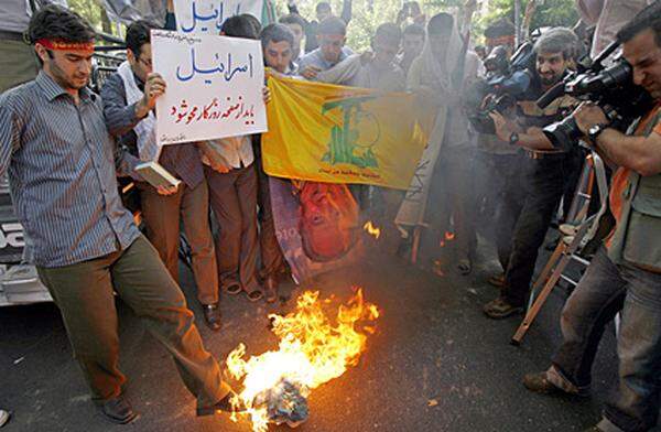 ... und dem Iran verbrannten Dutzende Demonstranten israelische Flaggen und warfen Steine gegen UN-Büros.