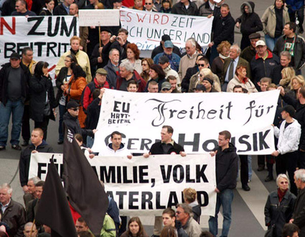 Indes demonstrierten bei vielen Gelegenheiten Neo-Nazis für Gerd Honsik (im Bild bei der Anti-EU-Demontration in der Wiener Innenstadt am 8. April 2008).
