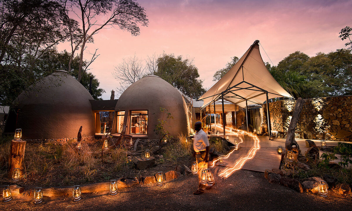 Romantisch. Abendillumination in der Thorntree Lodge im  Livingstone-Park.