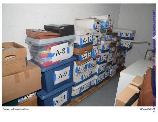 Dokumente und Materialien, die bei einer Durchsuchung in Mar-a-Lago, dem Anwesen von Donald Trump, beschlagnahmt wurden, auf einem undatierten Bild zu sehen, das die Nachrichtenagentur Reuters am 25. Juni 2024 erhielt. 