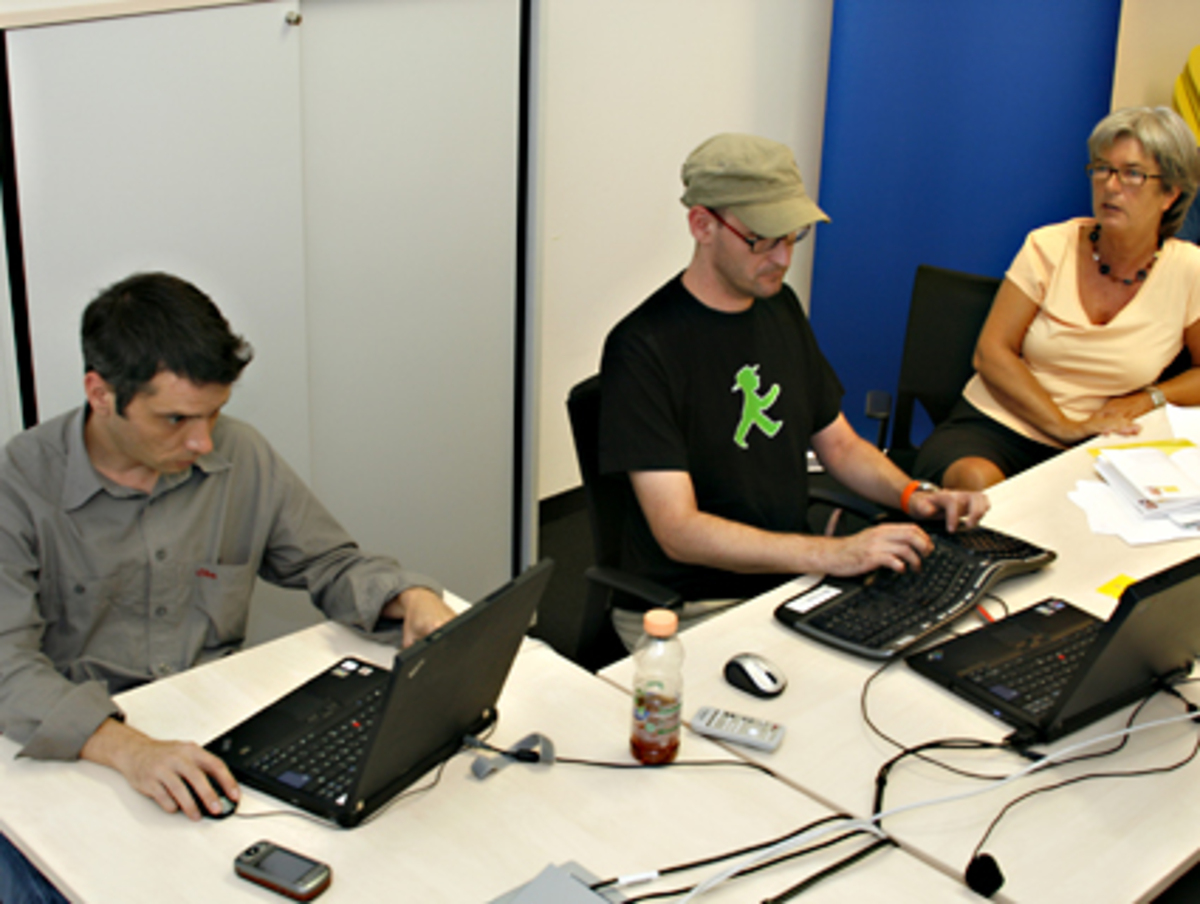 Angesprochen auf den Ortstafelkonflikt in Kärnten kritisierte Schmidt auch ihren alten Weggefährten Jörg Haider: "Der Zustand mit den Ortstafeln ist nicht nur wegen der Betroffenen unerträglich, sondern vor allem auch wegen der Gewöhnung daran, dass Verfassungsgerichtshofs-Erkenntnisse sogar von politischen Entscheidungsträgern negiert werden."