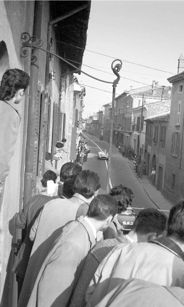 Mille Miglia, 1955. Fangio allein im Auto, er verzichtete auf den Beifahrer und somit auf die Sicherheit der Kurvenansage.